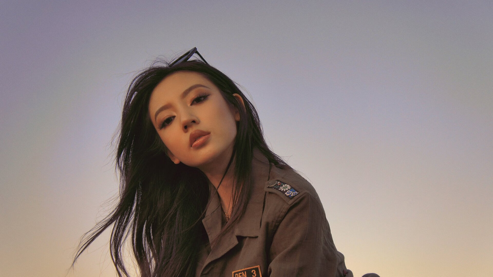 “穿越山谷：沿途风景中的激烈对决”，穿越山谷 歌曲