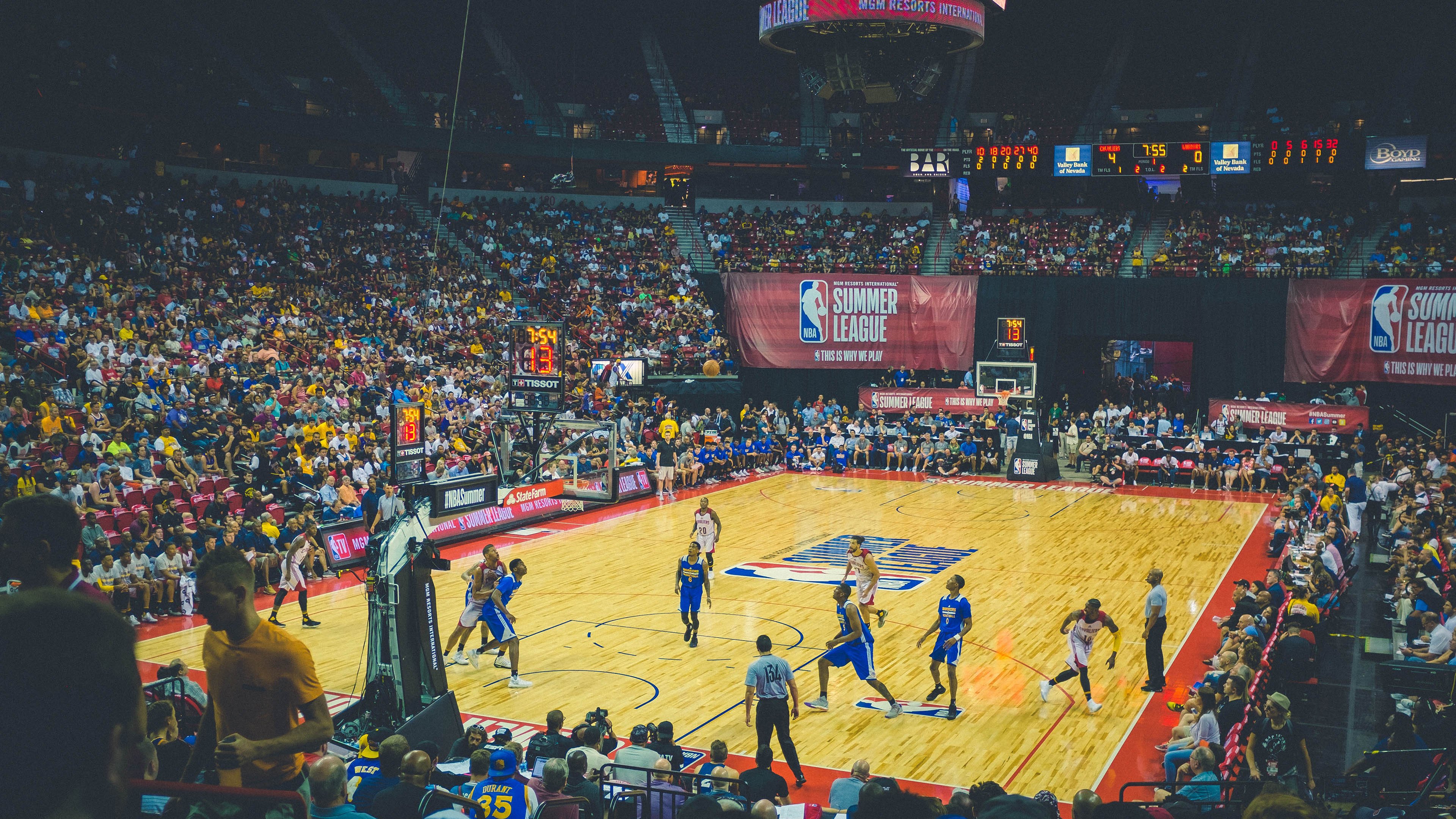 “新兴足球联赛逐步兴起，竞技水平稳步提升”，新兴足球公园